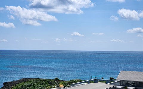 宮古島のリゾートホテルからの眺望できる宮古ブルーの海