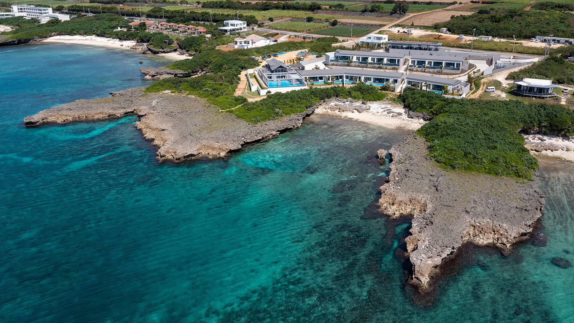 用無人機拍攝的阿爾卡迪亞度假勝地宮古島全景